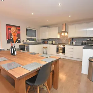 Holiday home Free Parking, Stylish And Spacious, Bath