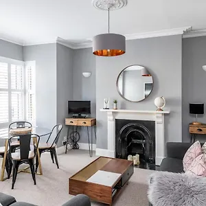 Apartment Modern & Spacious 2 Bedroom Maisonette, Bath